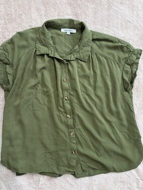 Rose & Olive Olive Green Short-Sleeve Button-Front Blouse